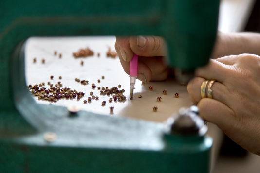 Setting the stones on the bijoux