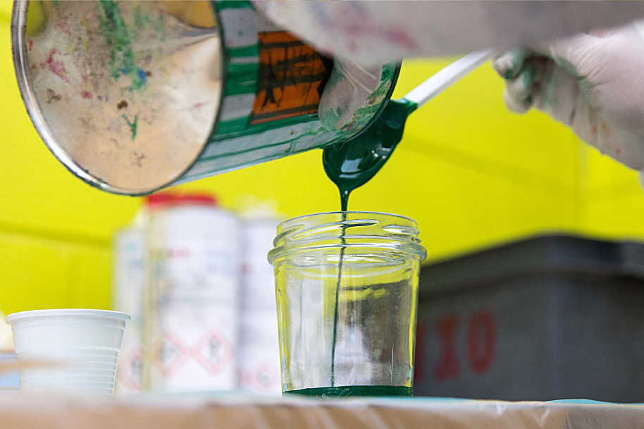 Preparazione dello smalto colorato per i bijoux